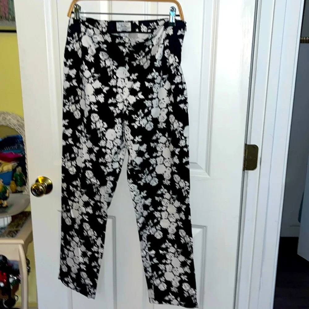 NWOT! Women’s Charter Club classic fit pants. Size 8. Ankle length black-white